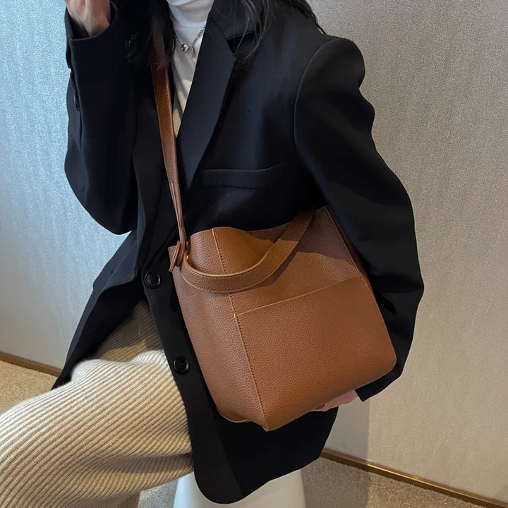 Sac femme élégant à bandoulière, idéal comme sac quotidien, en matière synthétique résistante.