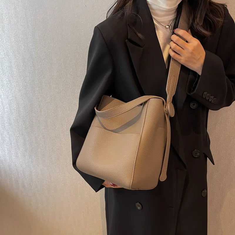 Accessoire de mode féminine : sac seau spacieux, bandoulière réglable, en cuir synthétique.