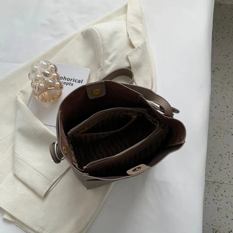 Sac bandoulière féminin, design élégant et moderne, grand volume pour toutes vos affaires.
