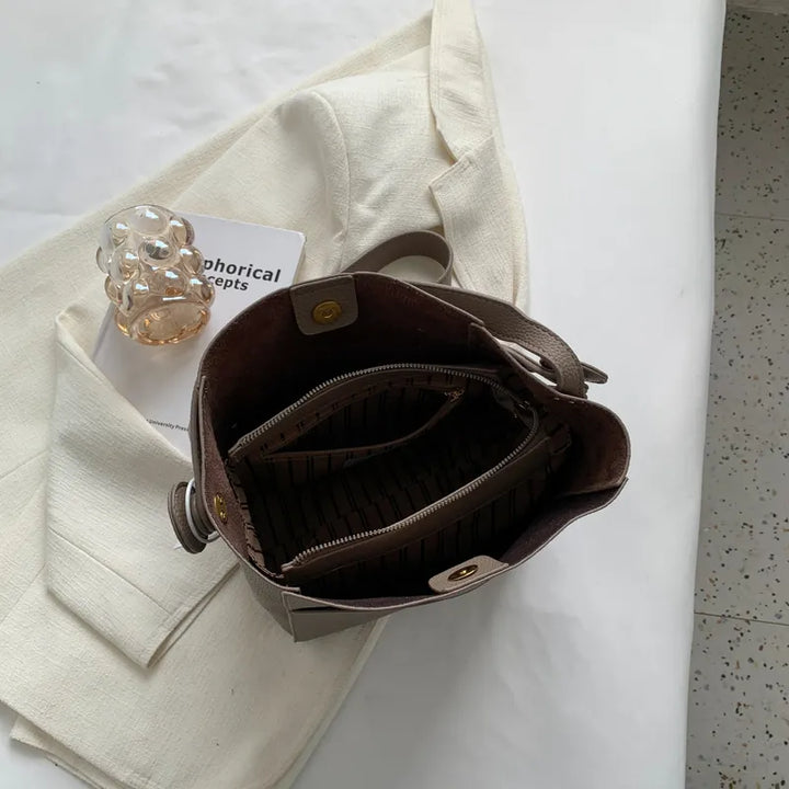 Sac bandoulière féminin, design élégant et moderne, grand volume pour toutes vos affaires.