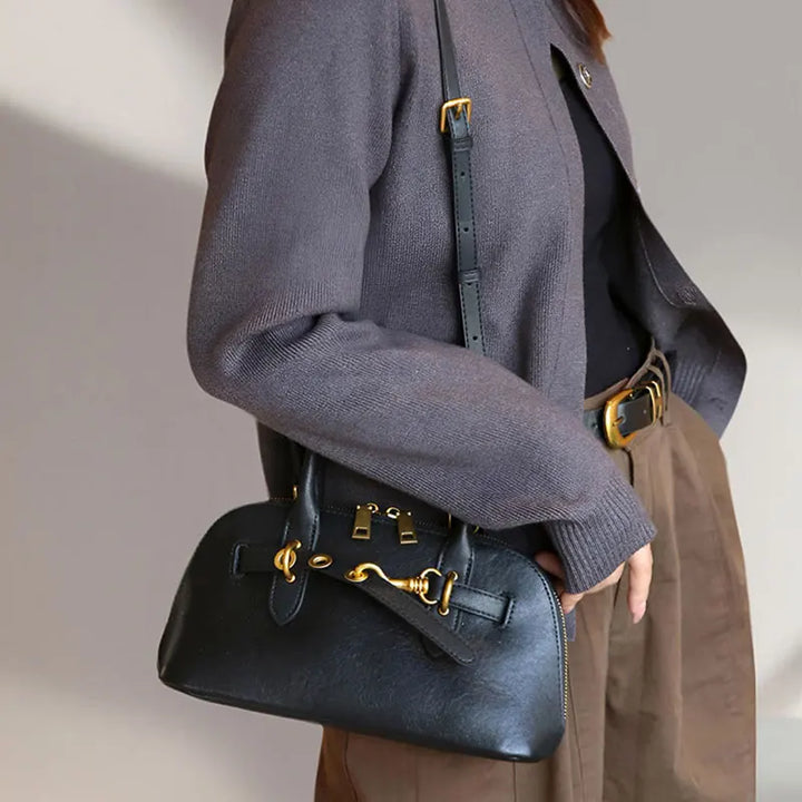 Sac à main Lyra en cuir véritable, zoom sur le fermoir et l'accessoire mode