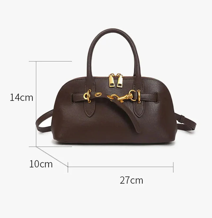 Femme élégante portant le sac à main Lyra en cuir véritable, assorti à sa tenue