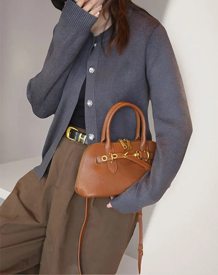 Sac à main Lyra en cuir marron, posé sur une surface neutre, éclairage doux