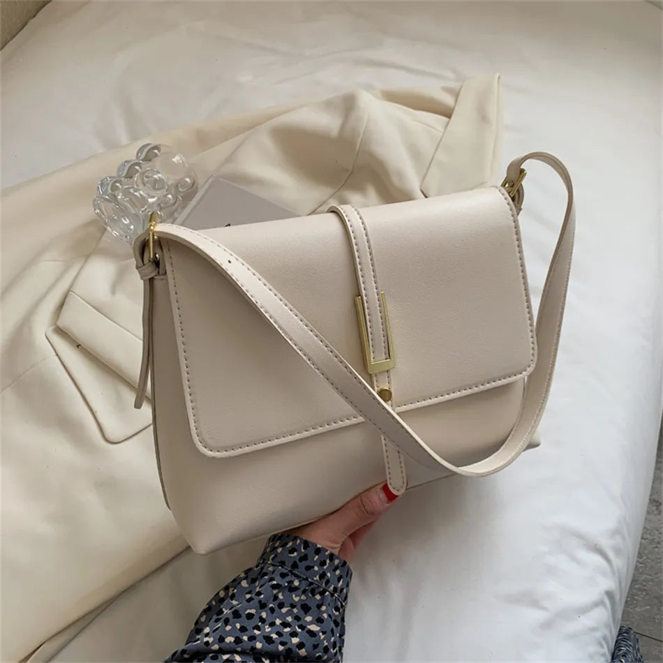 Sac bandoulière couleur café avec fermoir doré, accessoire chic pour femme moderne.