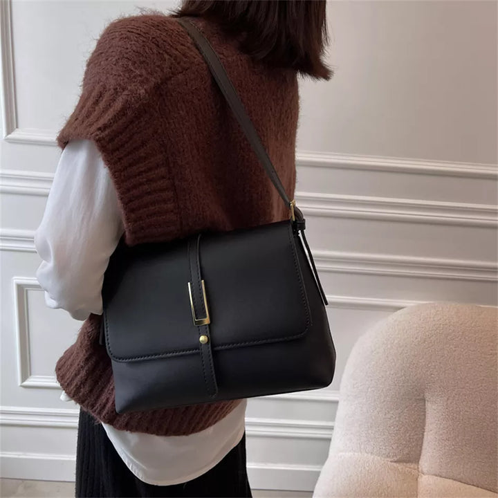 Sac bandoulière crème, texture lisse du cuir synthétique, accessoire femme élégant.