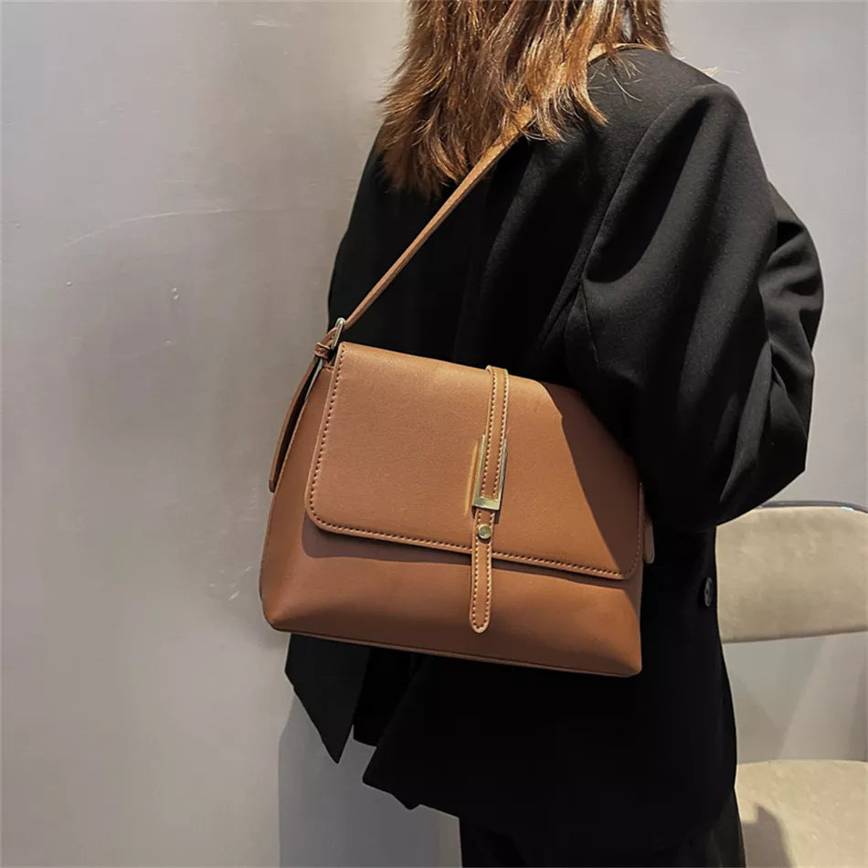 Sac bandoulière crème pour femme, style élégant et polyvalent, vue de profil.