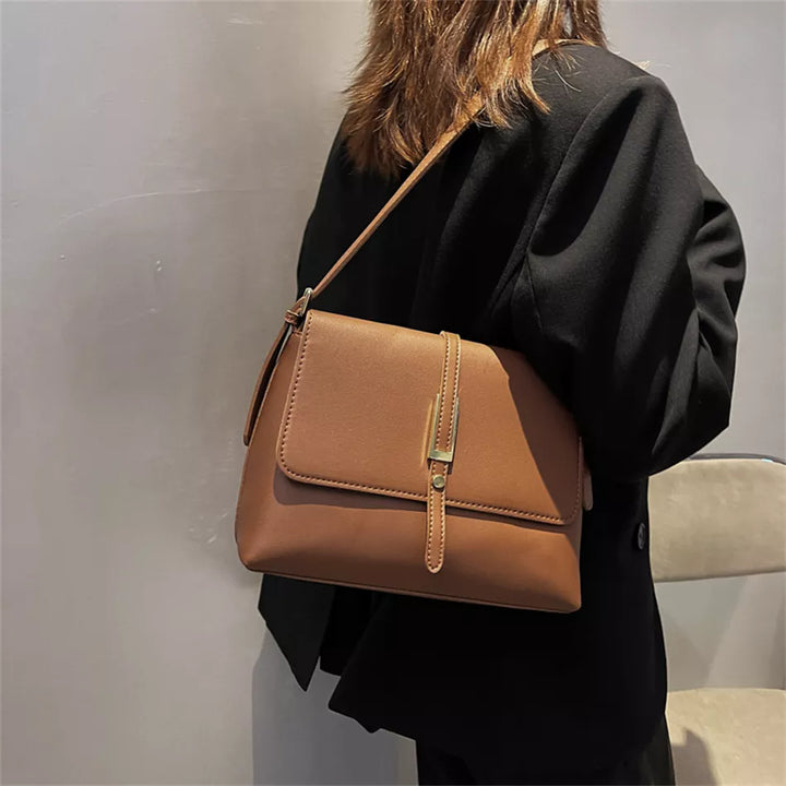 Sac bandoulière crème pour femme, style élégant et polyvalent, vue de profil.