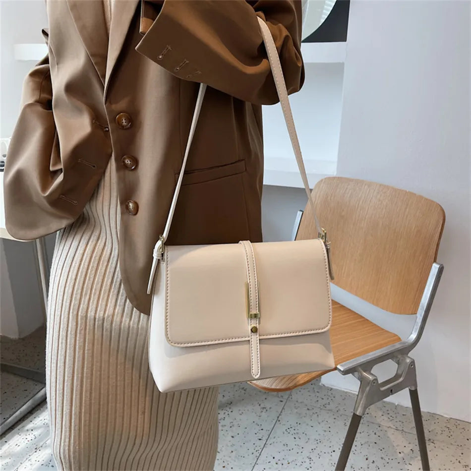 Sac à main bandoulière noir, accessoire mode femme, cuir synthétique pour le quotidien chic.