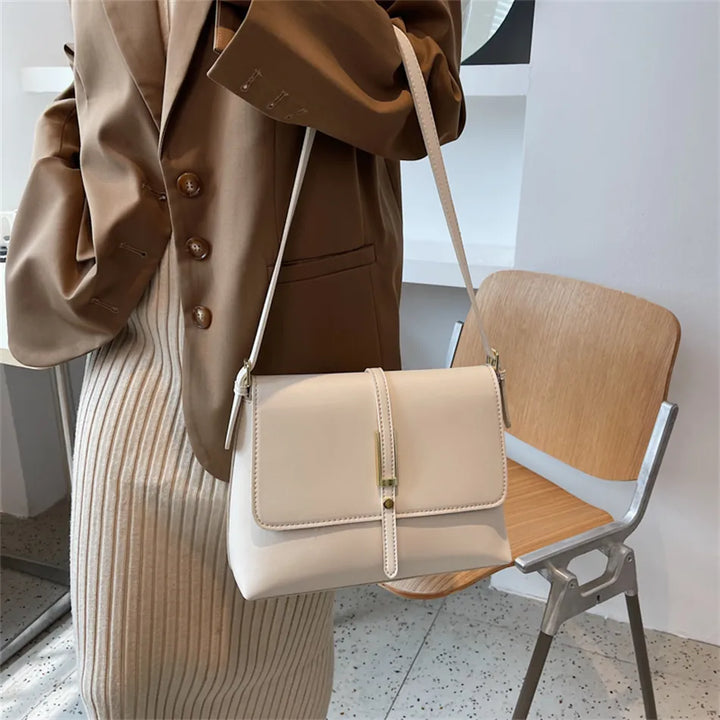Sac à main bandoulière noir, accessoire mode femme, cuir synthétique pour le quotidien chic.