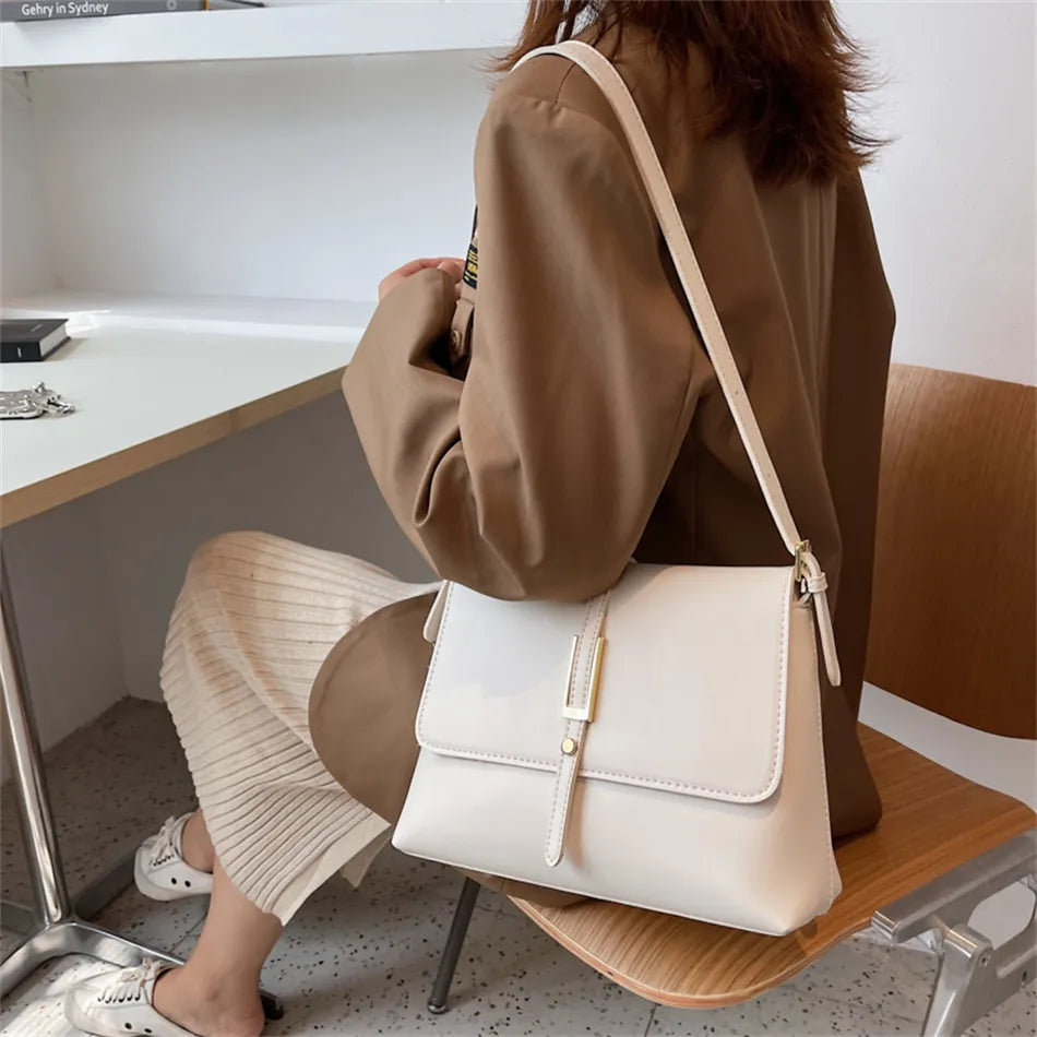 Sac bandoulière chic couleur café, accessoire mode femme parfait pour le quotidien.