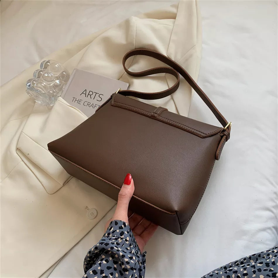 Sac à main camel en cuir synthétique, design moderne et élégant pour femme.