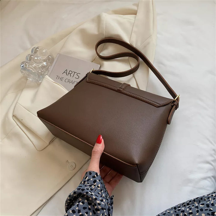 Sac à main camel en cuir synthétique, design moderne et élégant pour femme.