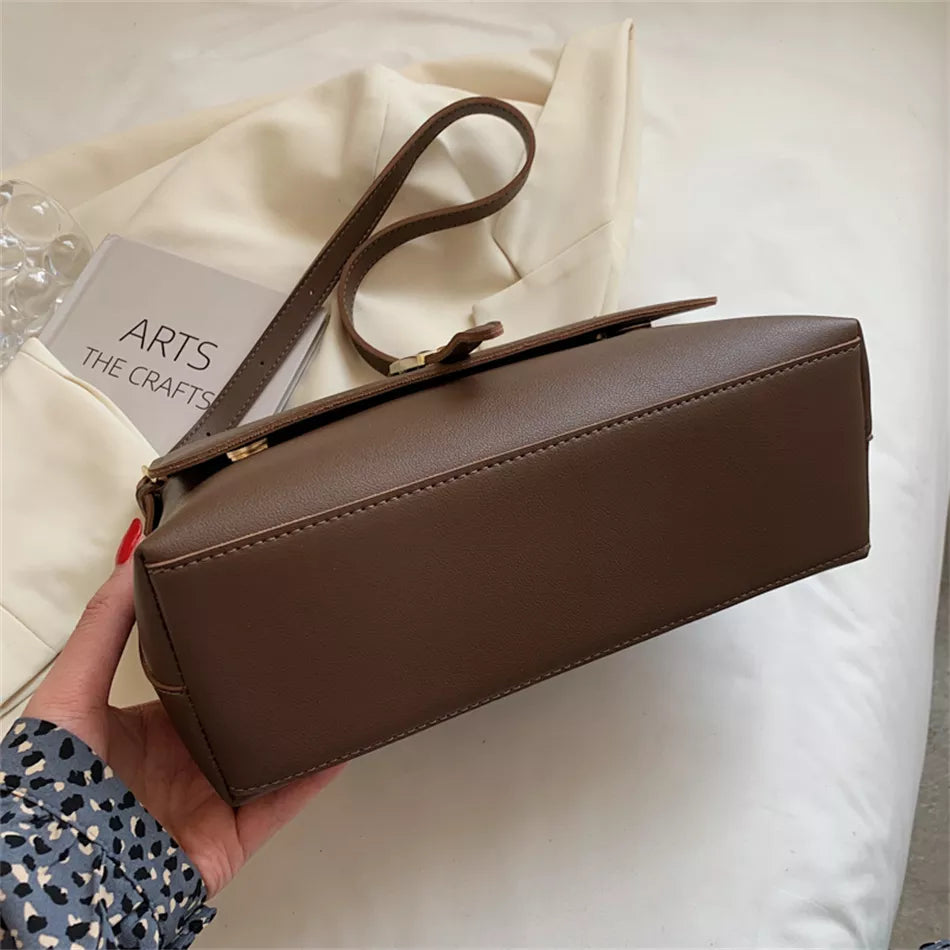 Sac bandoulière crème, accessoire femme chic pour une touche d'élégance moderne.