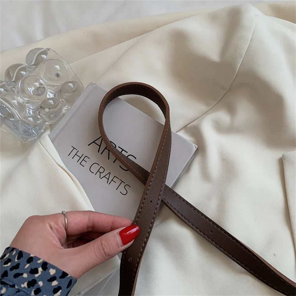 Sac camel moderne avec bandoulière réglable, accessoire mode femme tendance.