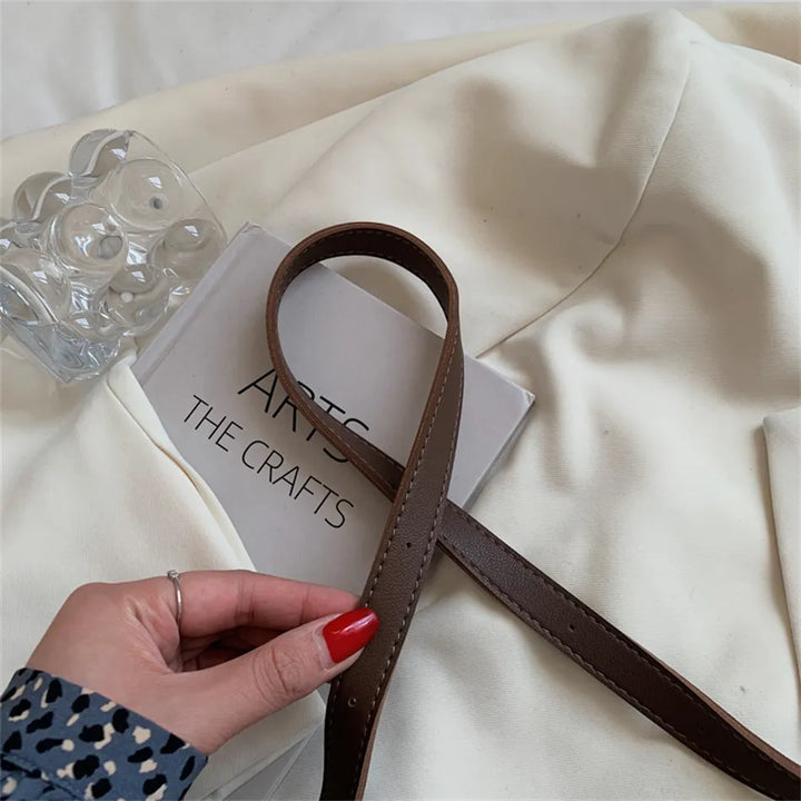 Sac camel moderne avec bandoulière réglable, accessoire mode femme tendance.