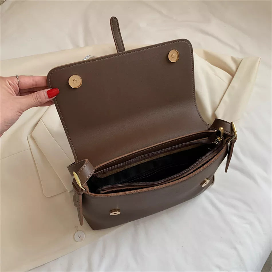 Sac bandoulière crème élégant, porté par une femme, style chic et quotidien.