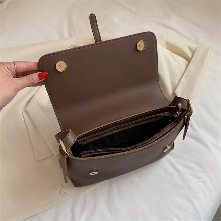 Sac bandoulière crème élégant, porté par une femme, style chic et quotidien.