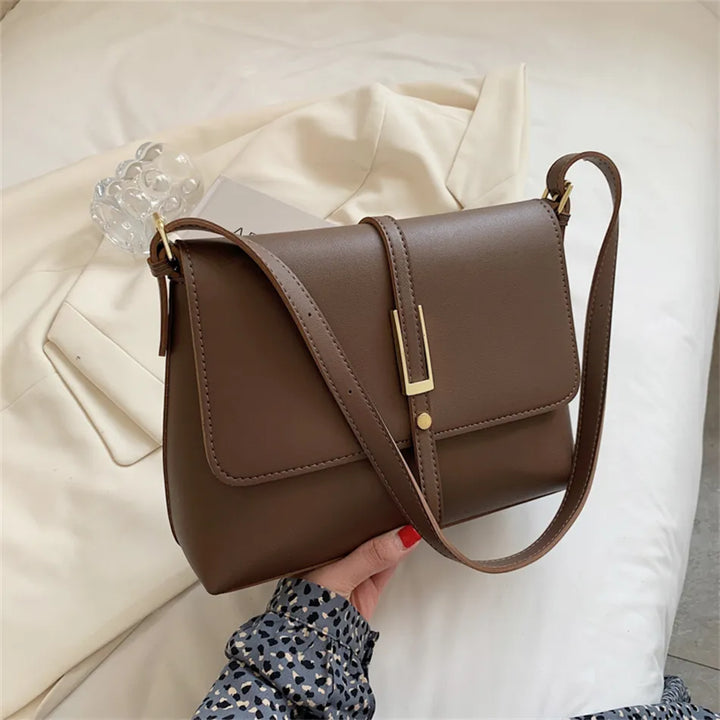 Sac à main femme noir, silhouette élégante en cuir synthétique, moderne.