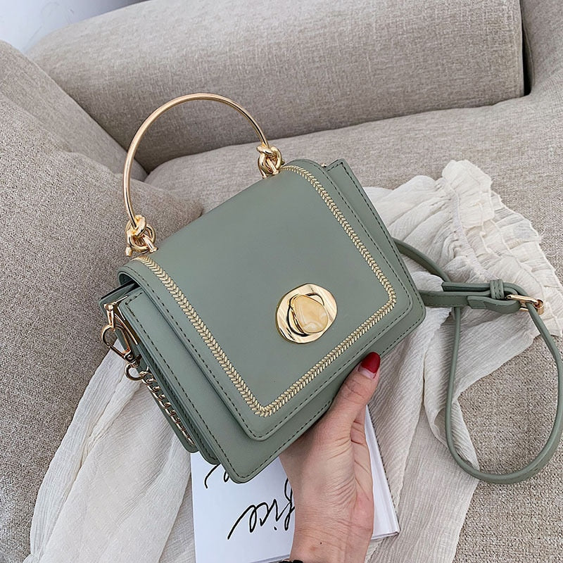 Sac à main bandoulière Giulia carré noir avec chaîne dorée, élégant accessoire de mode femme