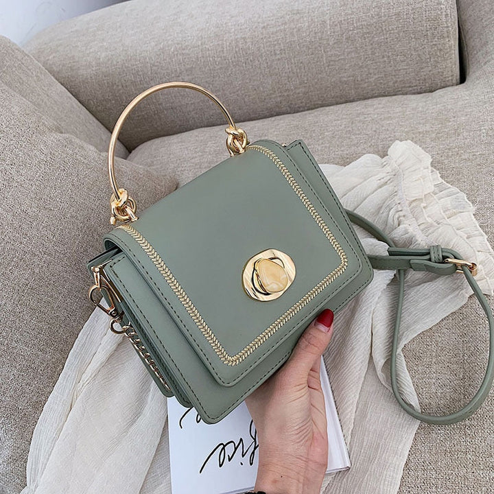 Sac à main bandoulière Giulia carré noir avec chaîne dorée, élégant accessoire de mode femme