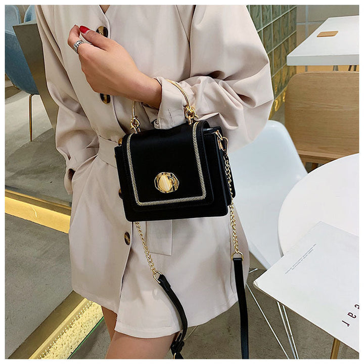 Sac à main bandoulière Giulia avec chaîne, accessoire indispensable pour femme, couleur intemporelle