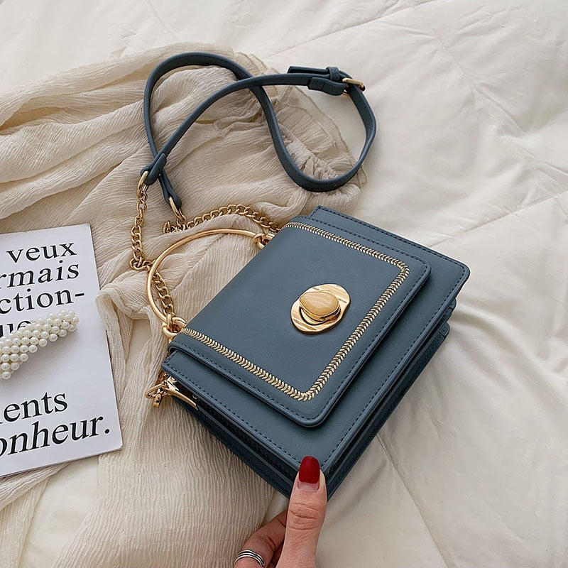 Sac femme Giulia porté épaule, bandoulière chaîne élégante, idéale pour un look sophistiqué