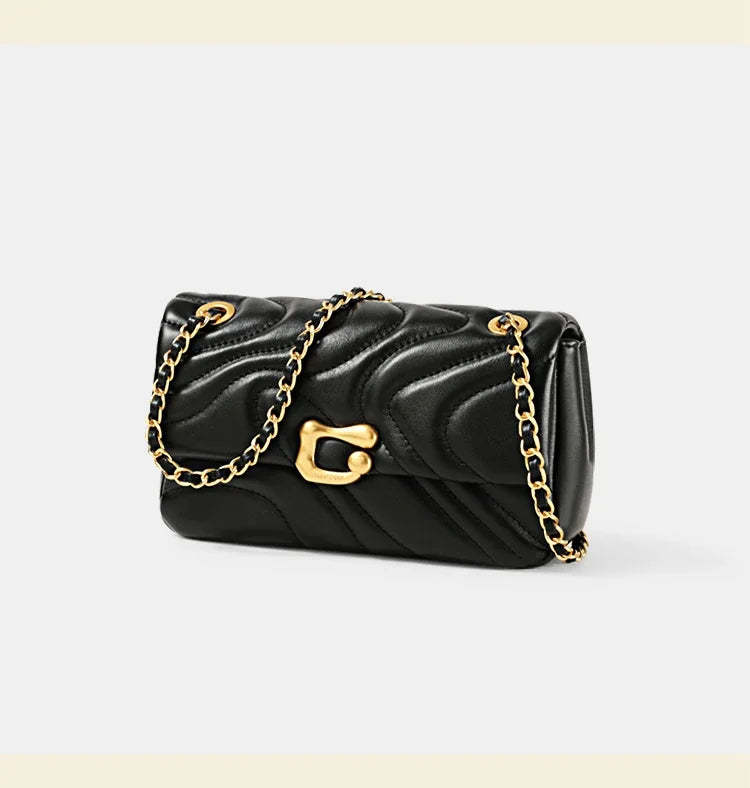 Sac à main matelassé noir avec rabat et fermoir doré, sac bandoulière femme en cuir fendu
