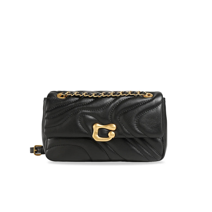 Sac à bandoulière femme matelassé, détail du cuir fendu et piquage élégant