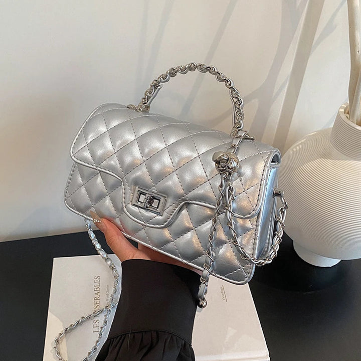 Sac à main bandoulière matelassé noir élégant en similicuir pour femmes, mode chic et polyvalente.