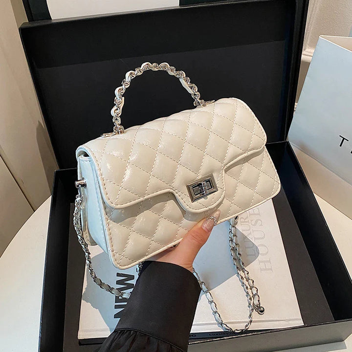 Sac à main bandoulière matelassé argenté pour femmes, design chic en similicuir, mode et tendance.