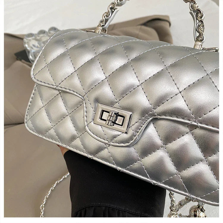 Sac à main noir matelassé avec bandoulière, élégant et pratique pour femmes, accessoire de mode en similicuir.