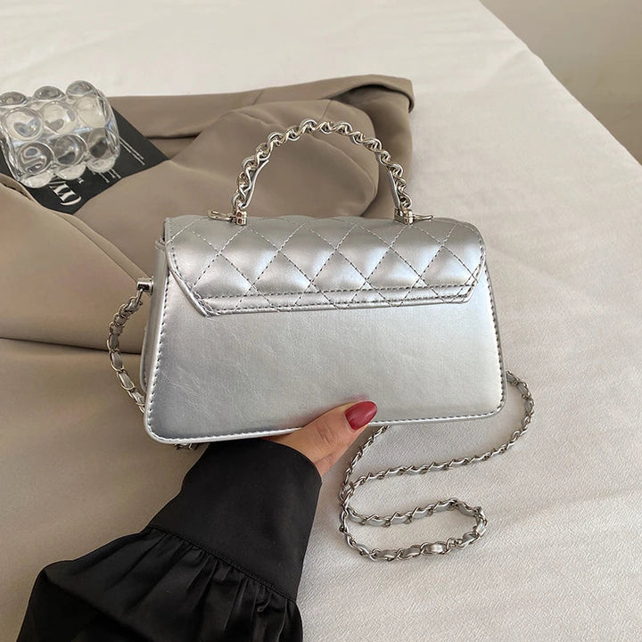 Accessoire de mode: sac à main bandoulière matelassé en similicuir noir pour femmes, style élégant et moderne.