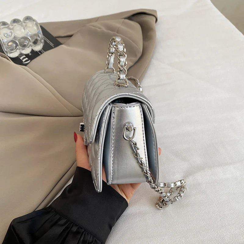 Sac à main matelassé femmes, bandoulière fine, en similicuir blanc, parfait pour un look élégant et mode.