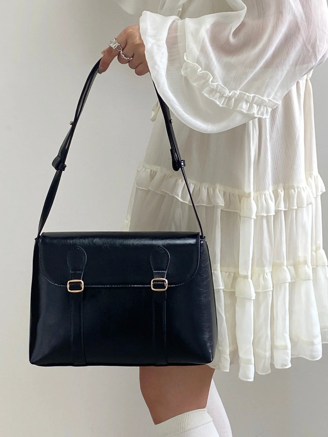 Sac à main besace noir élégant pour femme en cuir avec bandoulière, porté épaule, accessoire mode