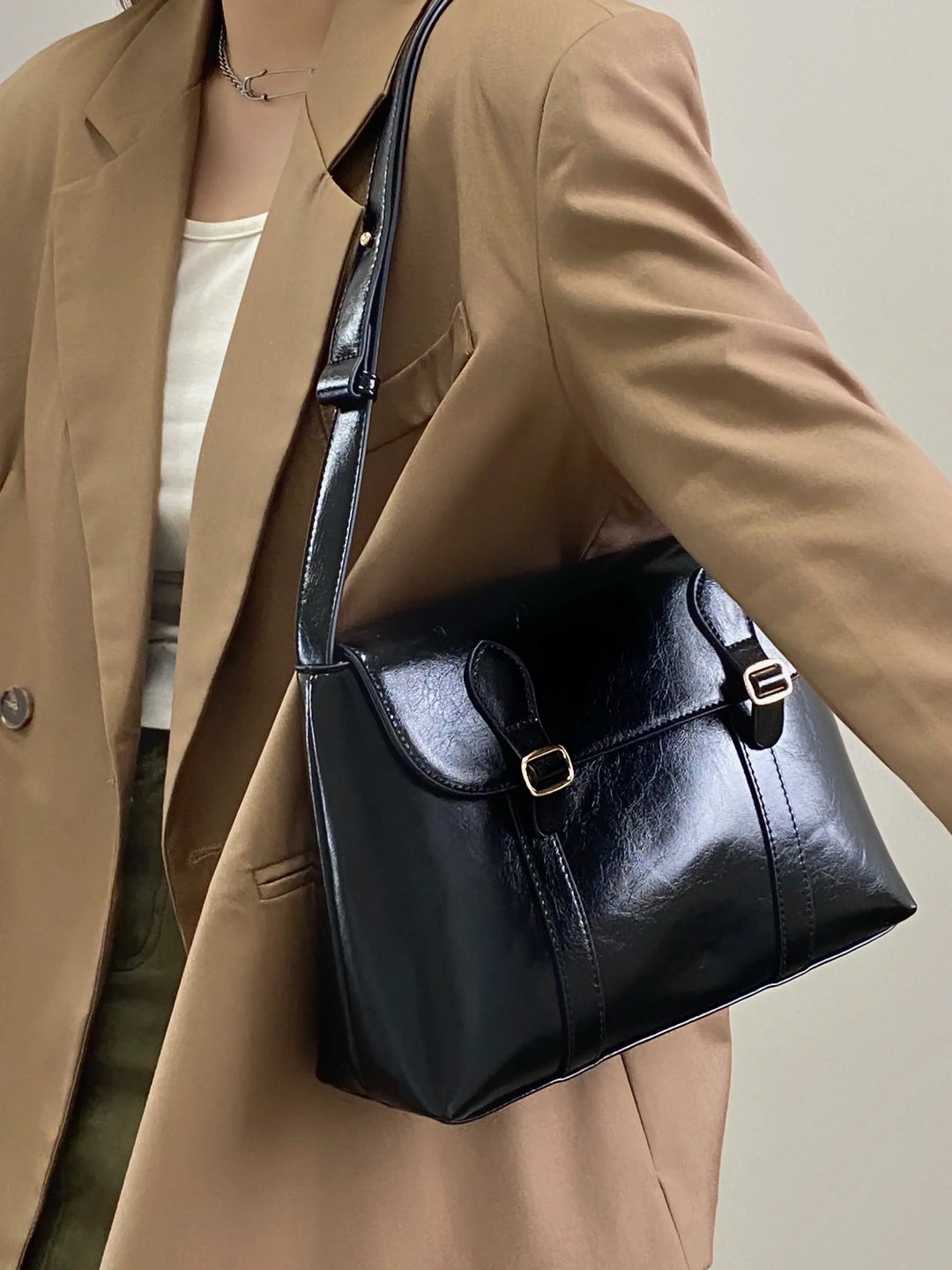 Sac besace femme noir en cuir, bandoulière réglable, style élégant, accessoire de mode intemporel