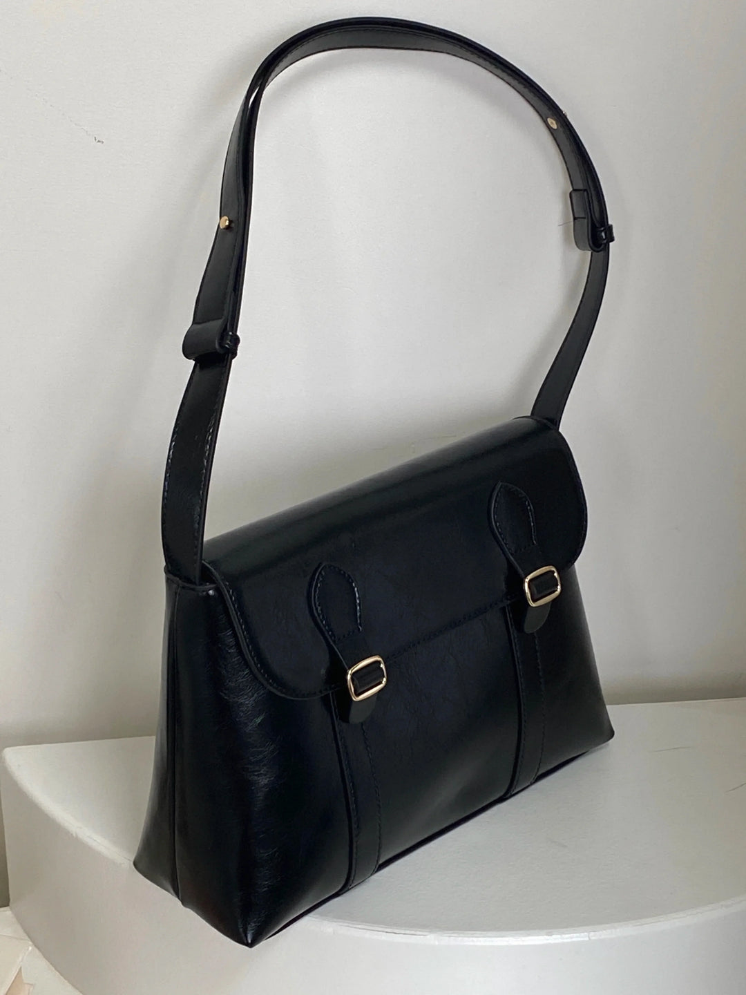 Sac à main élégant pour femme, couleur noire, style besace, en cuir, idéal pour toutes occasions