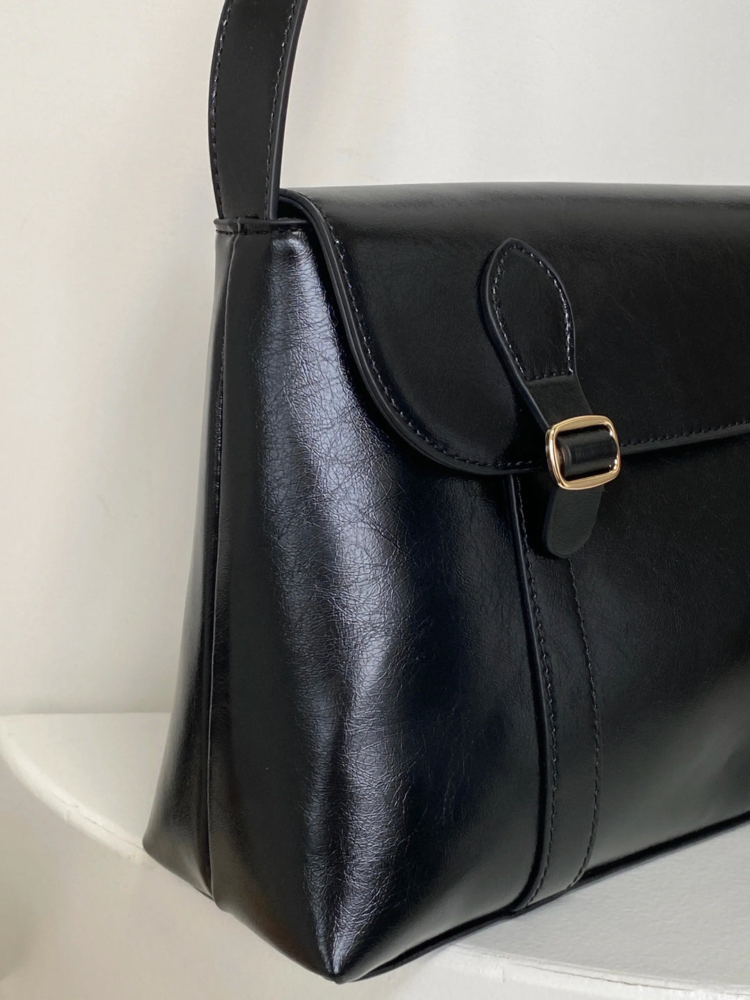 Sac noir besace en cuir pour femme avec bandoulière, accessoire de mode élégant et pratique