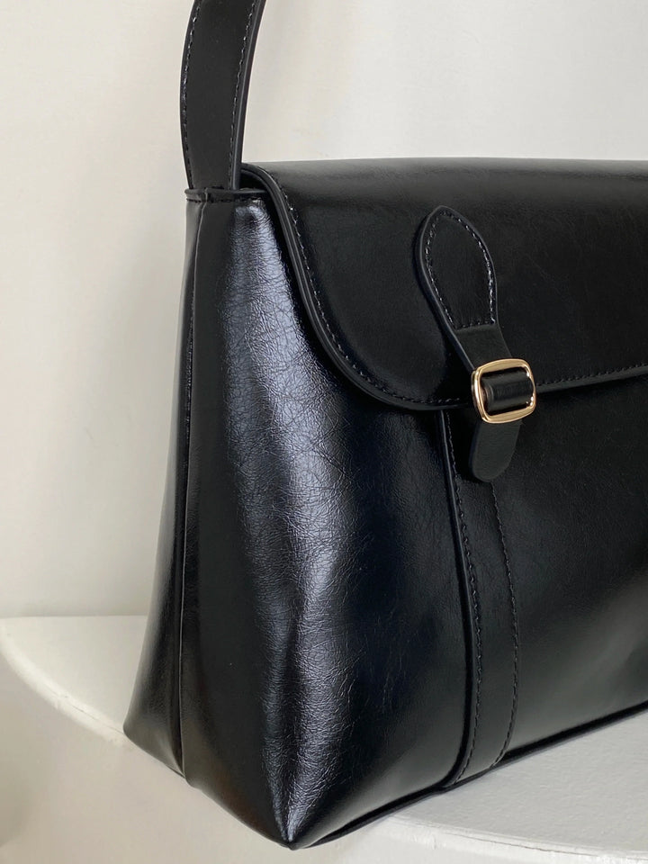 Sac noir besace en cuir pour femme avec bandoulière, accessoire de mode élégant et pratique