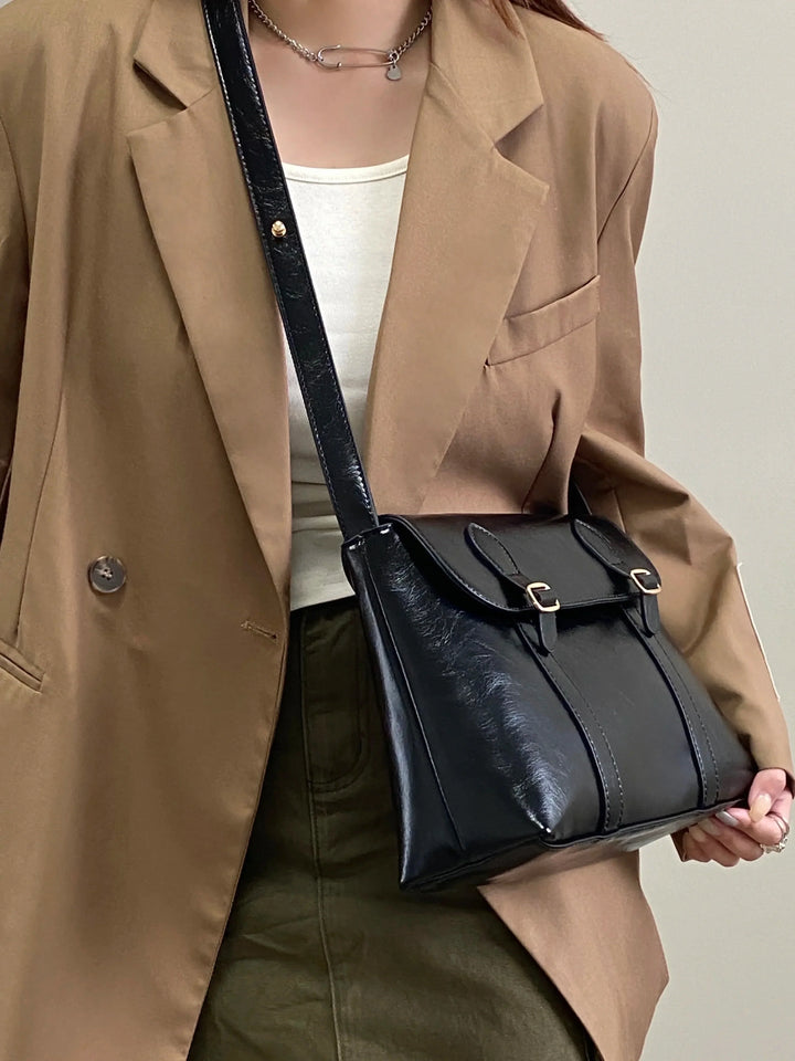 Accessoire mode femme: sac besace noir en cuir élégant avec bandoulière, un indispensable chic