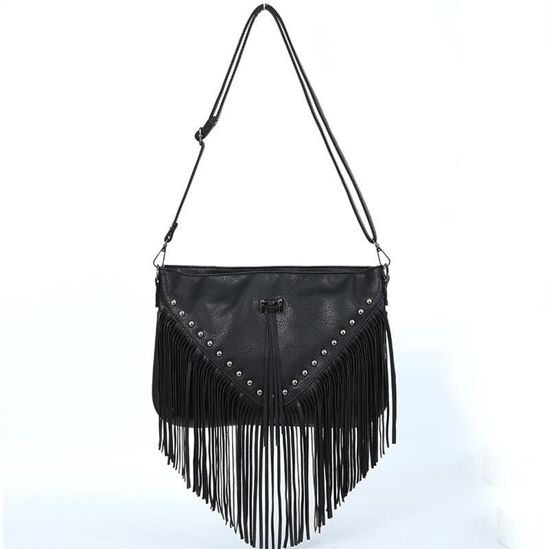 Sac à main bohème chic noir pour femme, avec franges décoratives, en similicuir élégant et bandoulière.
