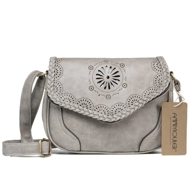 Femme portant un sac à main bohème en similicuir avec bandoulière, style chic et décontracté.