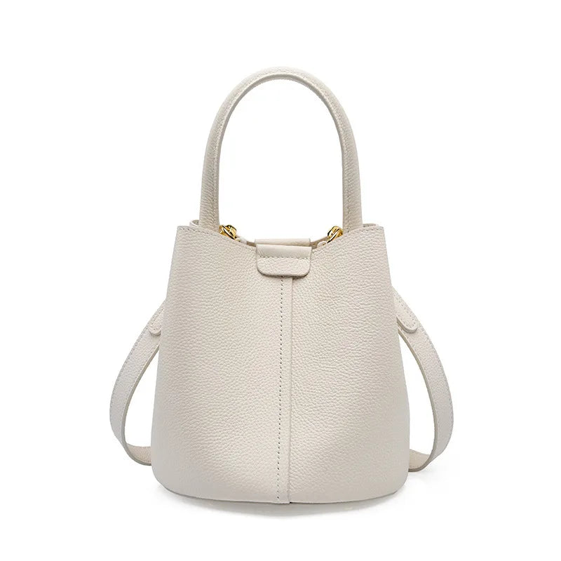 Sac à main bourse Valérie en cuir, vue de dos, pour apprécier sa forme unique et chic