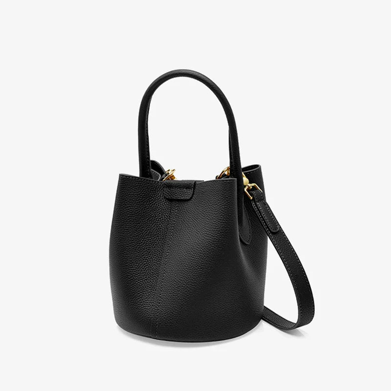 Sac bourse Valérie en cuir, posé sur une surface, montrant sa texture riche et douce