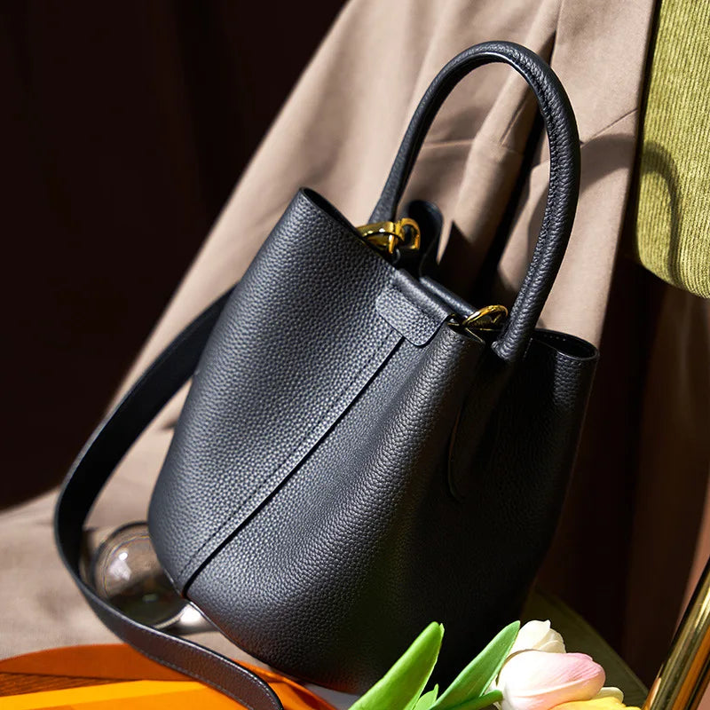 Sac à main Valérie en cuir beige, parfait pour un look décontracté chic de femme
