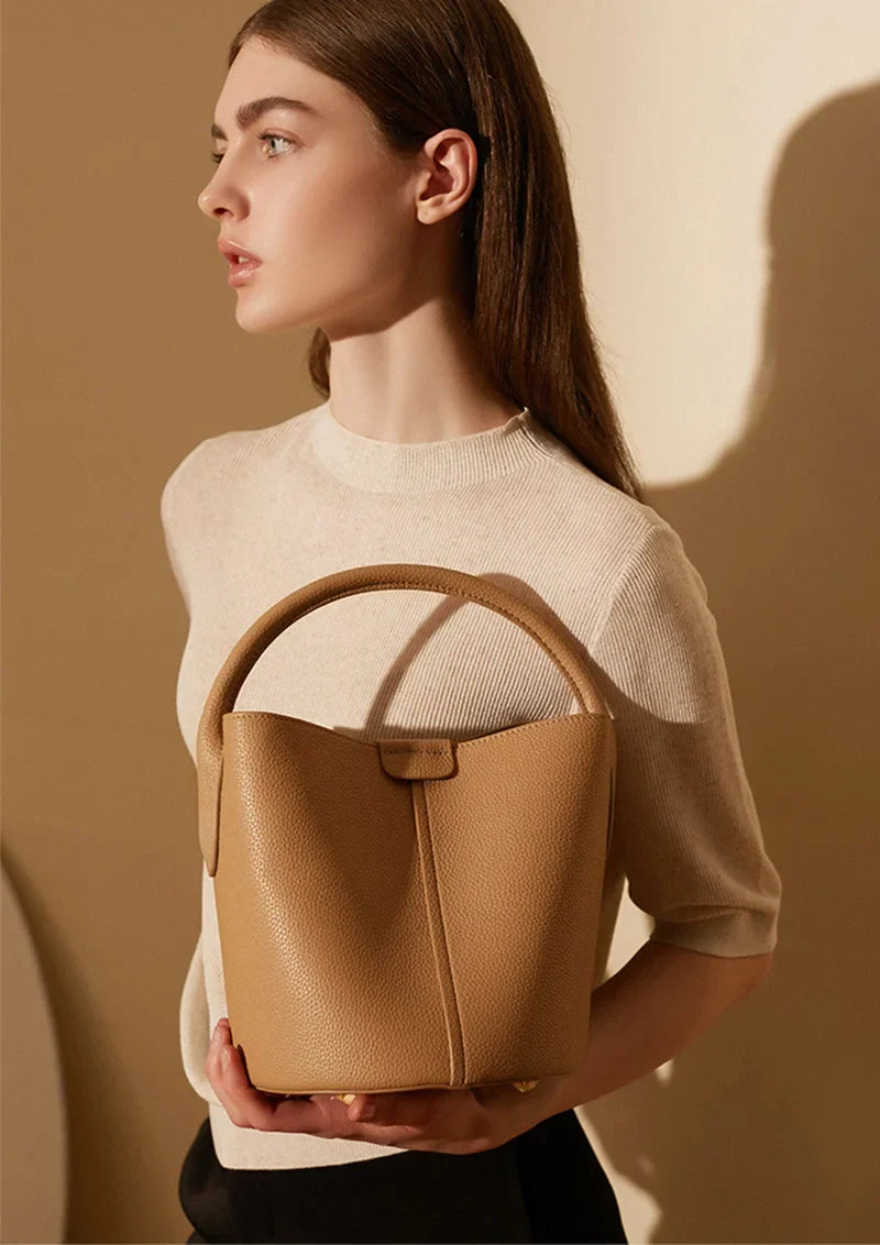 Sac Valérie en cuir bleu marine, apportant une élégance discrète à toute garde-robe