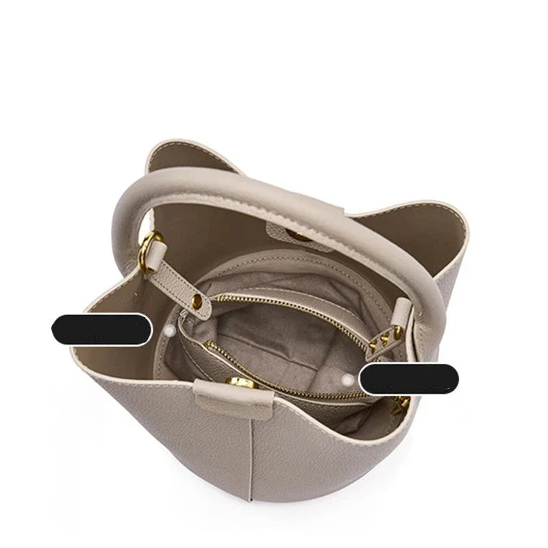 Sac bourse Valérie en cuir, porté par une femme élégante, s'accordant à sa tenue