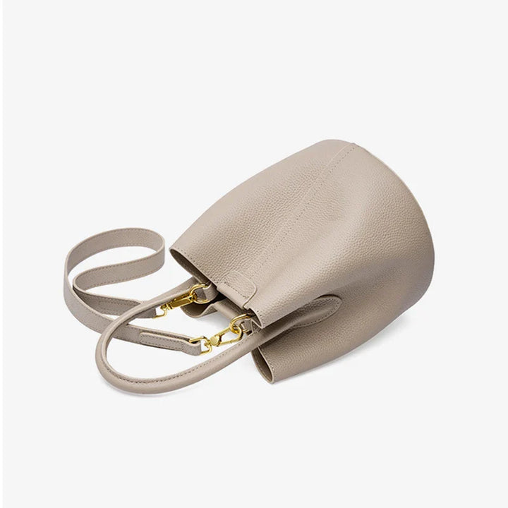 Intérieur spacieux du sac à main Valérie en cuir, doublure textile, poche zippée