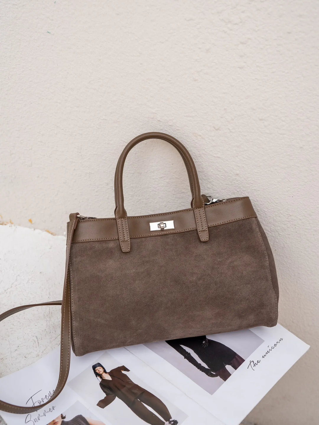 Sac à main femme en cuir daim noir avec texture douce, bandoulière et anses, look chic