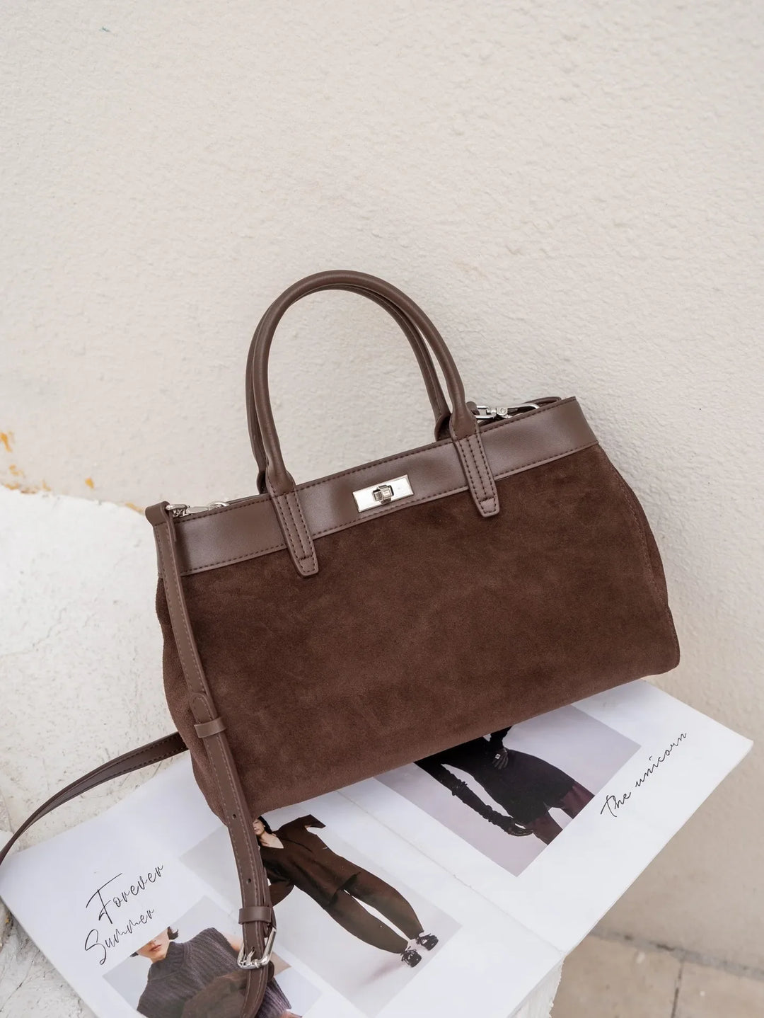 Sac à main femme en cuir nubuck gris clair, accessoire mode polyvalent, style élégant