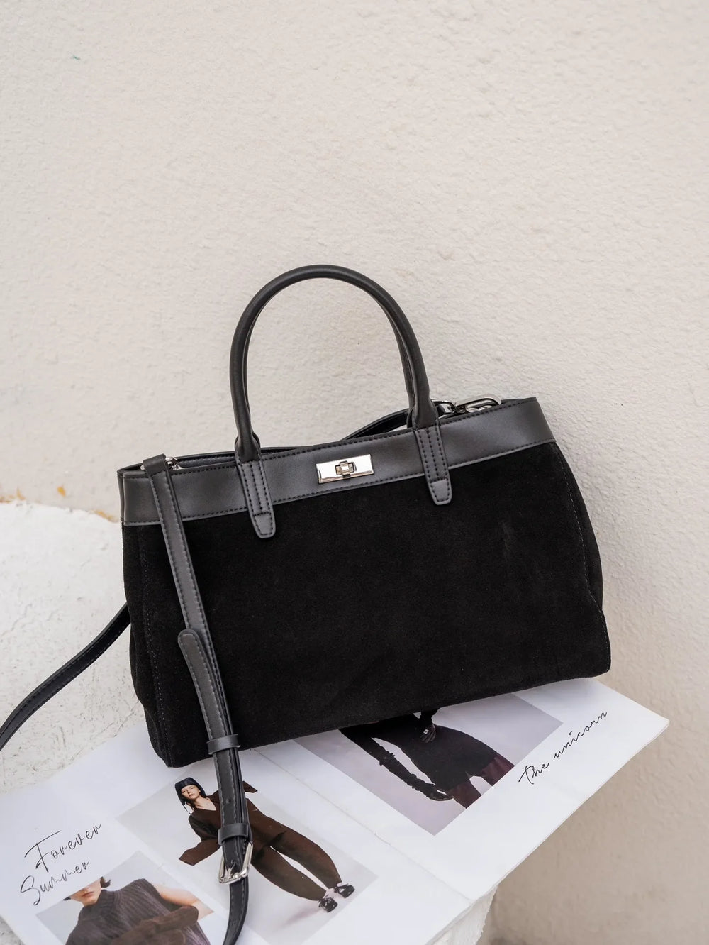 Sac bandoulière femme en cuir daim noir, accessoire mode élégant, parfait pour une sortie